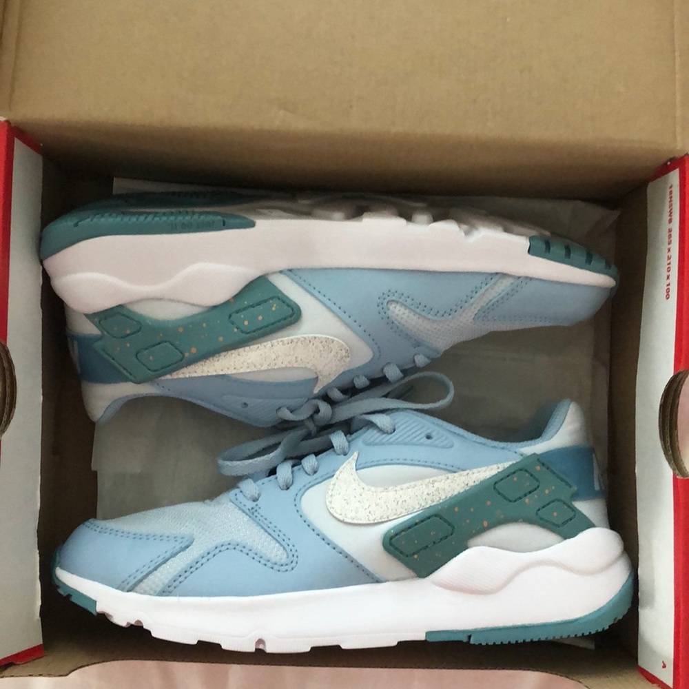 BRAND NEW WITH TAGS GIRLS 4.5 NIKE SNEAKERS